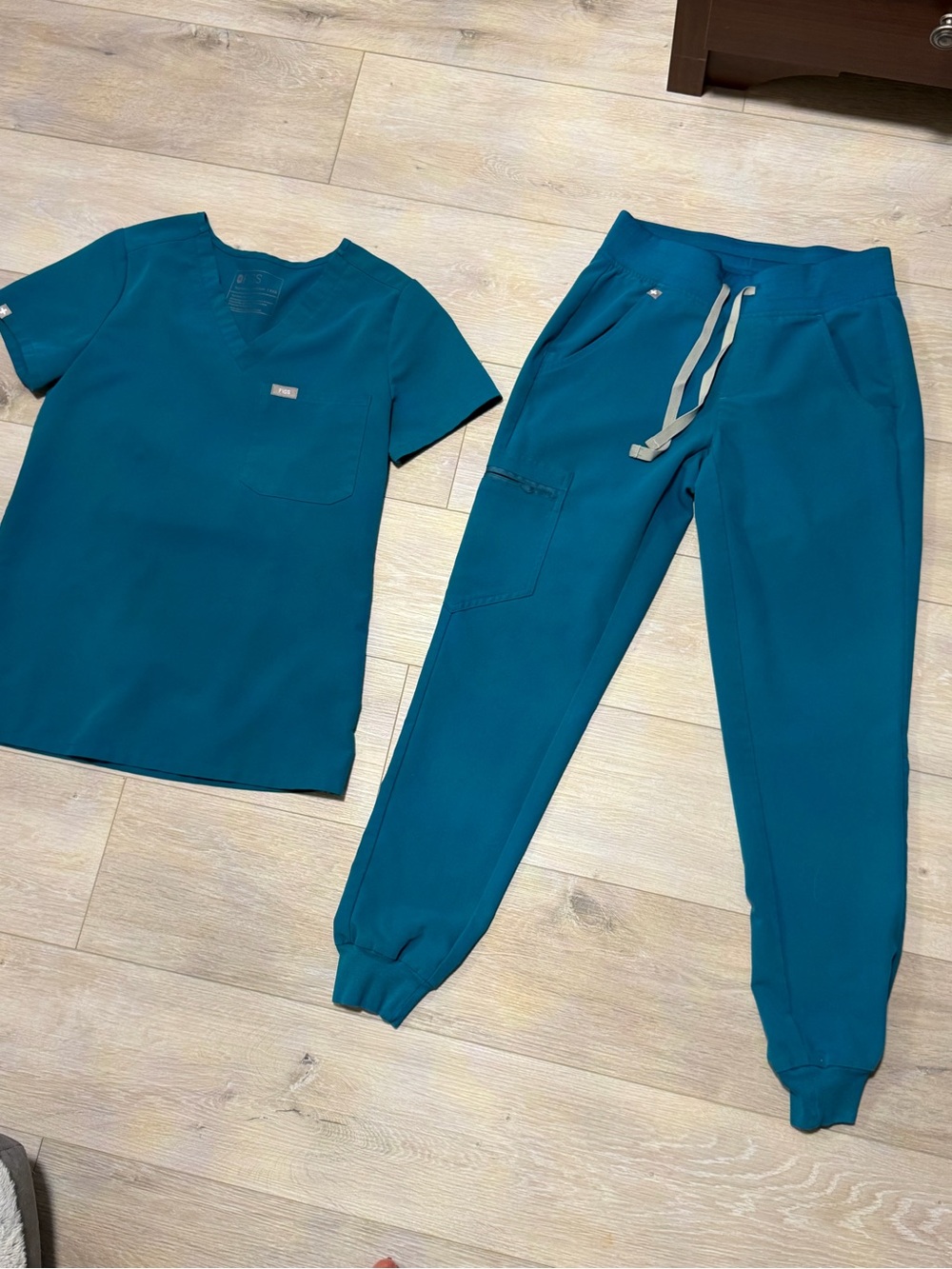 Figs Women's Teal Jogger Scrub Set